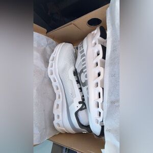 On clouds Men's Athletic Shoes - White and Black